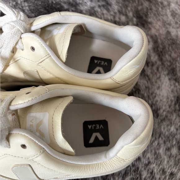 Veja V-90 Sneakers - Picture 4 of 9